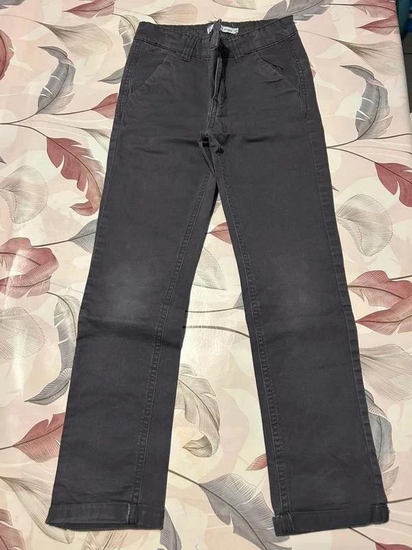 Pantalon 8 ans usé aux genoux